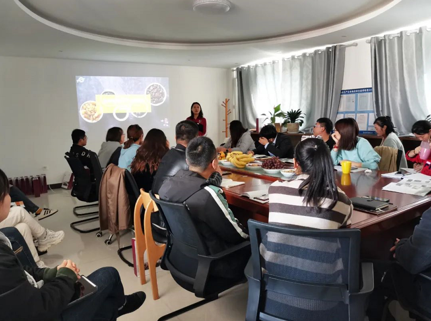 西微雅邀請美國加州葡萄干管理委員會陸老師為員工進行產(chǎn)品培訓(圖1)